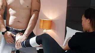 Selbstgedrehtes POV-Video einer Amateur-Schlampe, die anal gefickt wird und einen Orgasmus bekommt.