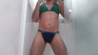 ランジェリーとパンティーを身につけた素人の剃毛ゲイ売春婦がアナルファックされる自家製ソロガールクリップ