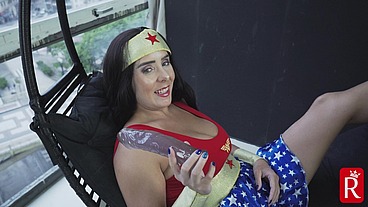 THE WONDER WOMAN GETS A ANAL FUCK WITH A BIG TOY IN ASS - A MULHER MARAVILHA RECEBE UMA FODA ANAL COM UM GRANDE BRINQUEDO NO CU