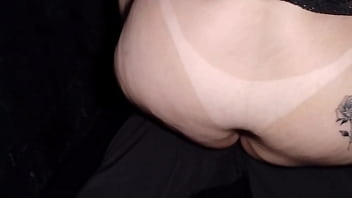 Levei a irm&atilde_ da minha mulher para conhecer o glory Hole e a safada entrou na pica