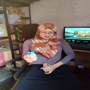 Indo Shemale Hijab Masturbation in Office