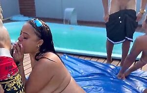 Festa na piscina com a esposa do meu amigo e sua enteada novinha