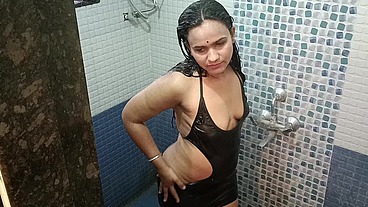 Juicy Indian Hot Bhabhi With Natural Tits Getting Wet Slipping Fingers Inside Pussy