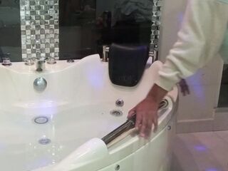 una tarde de jacuzzi con mi vecina rico y sabroso