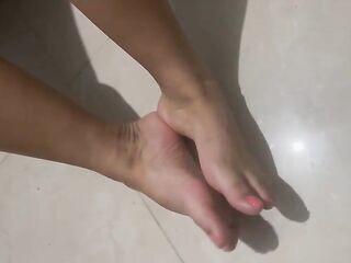 hermosos pies de latina rubia