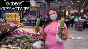 Kriss Hotwife Sendo Controlada Com Lush Na Buceta Escolhendo Pepino Grande e Grosso Para Fazer Salada Especial Pro Corno