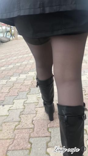 Mini Jupe En Cuir Sans Culotte Et Exhibition En Public