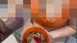 La colazione dei campioni: cereali, latte e tanto gustoso sperma! Milfona affamata  DIALOGHI ITA
