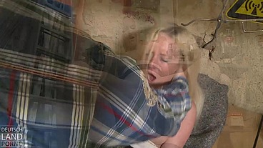 Die Kleine raucht im Keller - da geht es mit dem Ficken schneller - Bella Blond