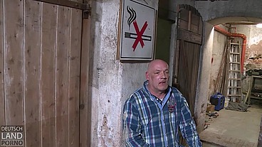 Die Kleine raucht im Keller - da geht es mit dem Ficken schneller - Bella Blond
