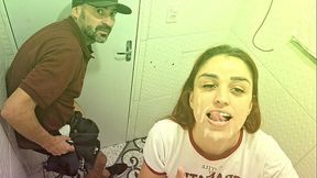 Fodida por um estranho no banheiro de um barzinho sem camisinha!