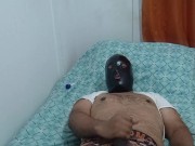 Oso moreno se masturba  hasta sacar chorros de semen!