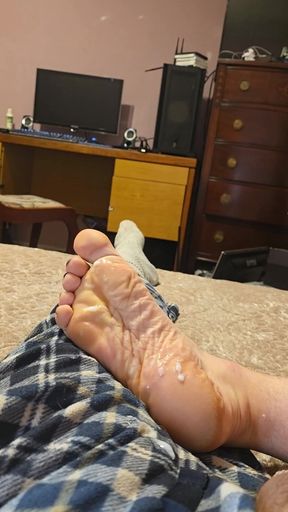 Cumming on My Wrinkly Sole