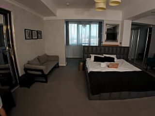 I Meet Her In The Elevator, That babe Followed Me To My Hotel Room