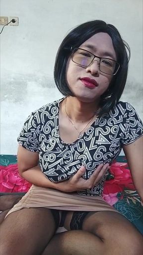 Transvestite Masturbating and Cumming