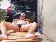 Tomando sol de fio dental