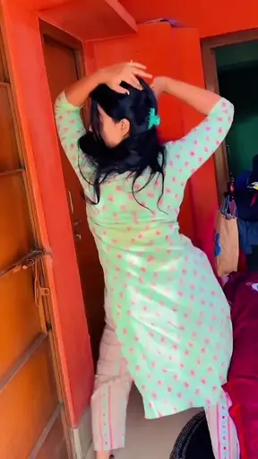 Hot bhabhi ki chudai chut with saree removing