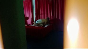 El cornudo se qued&oacute_ escondido en el armario y observa todo lo que le hacen a su hotwife