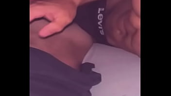 Bajo las sabanas mi vecino me folla en secreto mientras ve&iacute_amos Netflix