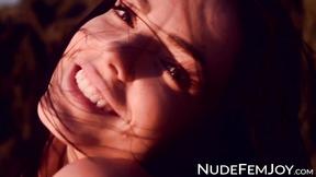 ”Wonderful model girl jiggles her tits”