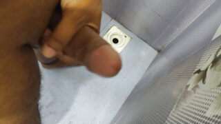 Индийская фантазия в ванной: подросток-одиночка дрочит свой толстый индийский член, чтобы кончить