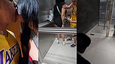 Le Chupe el Culo en el Ascensor
