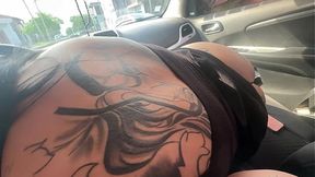 Oral sex in the car, I roll down the windows so everyone can see her giving head and her big ass - Mamiimaldii