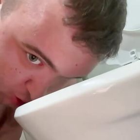 Dumb fat slave lick toilet.