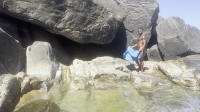 fui a praia, e me deparei com esse preto gostoso e ai nao teve jeito fui la e enchi seu rabao de porra 💦💦