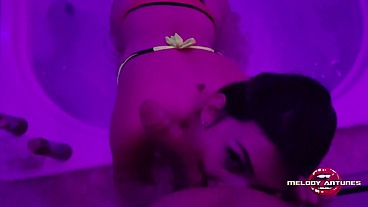 A espetacular atriz Melody Antunes recebeu um belo convite do amigo dotado pro motel e lá a boquinha de veludo ganhou a melhor gozada do Xvideos dentro da hidro! CONFIRA!