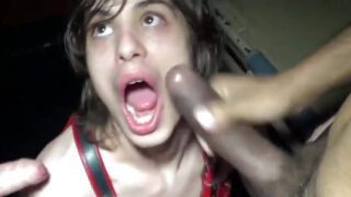 Ranskalainen tatuoitu koukku Germain EasyBi antaa suihinottoja useille kulleille ja panee sitten satulaa kuumalla siemensyöksyllä