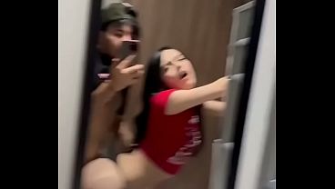 cogiendo en el ba&ntilde_o frente al espejo