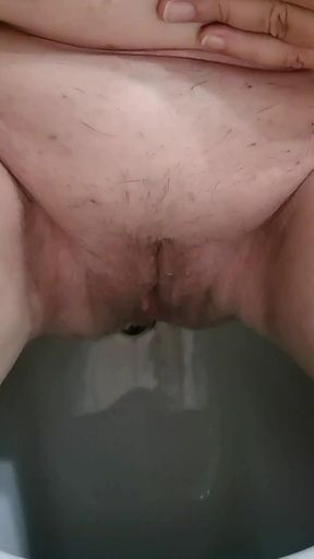 Granny Enjoy Pissing in the Toilet