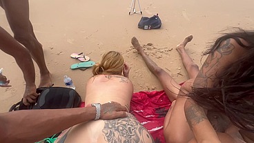 Amigos fazem trilha e fodem na praia.