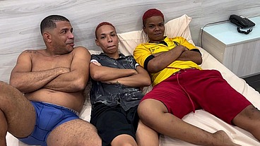 O casal de transgeneros Kauan e Felipe fodendo com Leo Ogro em uma cena com muita broderagem