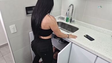 Horny Colombian seduces the plumber and ends up riding his cock - ALEJANDRA PALACIOS