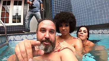 Festa na piscina com duas gostosas