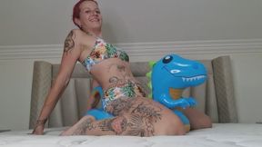INFLATABLE DINO BOOTY RIDE – BOUNCING MY BIG ASS ON HIM UNTIL HE CAN’T TAKE IT