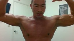 Hot Muscle Daddy Flexing on Cam