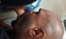 trabalhador fazendo banheirao