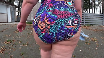 Peeping on a public beach for a big butt in a wet swimsuit. Mature MILF showers after bathing and changes clothes in outdoor dressing room. Amateur fetish. Voyeur. PAWG.