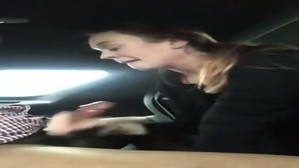 Tellement heureuse de se faire gicler sur la gueule par un noir