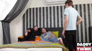 Blowjob, Ohne Sattel, Lecken, Schwänze, harter Schwanz – Fetisch-Hardcore-Film mit den tätowierten Desmond Cooper, Ivan Gula und Martin Dajnar, die anal gefickt werden