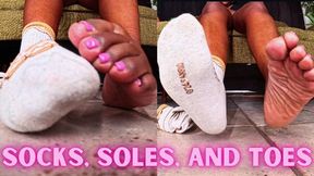 Kawaii Socks and Soles Tease ft Queen Ava - A socks fetish scene featuring: ankle socks, ebony feet, wrinkled soles, pedicured toes, pov foot worship, and close ups - 1080 MP4