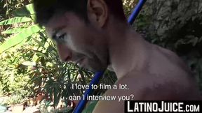 Horny dude Ariel kneels to gobble the sexy man cleaning the pool