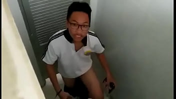 Thằng bạn thay quần