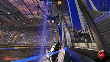 il met un beau but pendant que baise avec son voisin