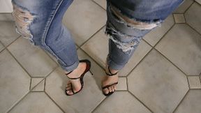 SexyStilettoSandalsAndJeans (MP4)