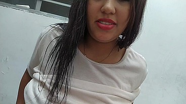 mi hijastra hace un esfuerzo para que me corra, cuando mi mujer sale al supermercado mi hijastra me la chupa, esta chica me la chupa muy bien en su casting