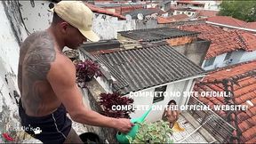 Sabrina Prezotte dando muito pro seu jardineiro o Pretin Riscado vejam completo, assine j&aacute_.